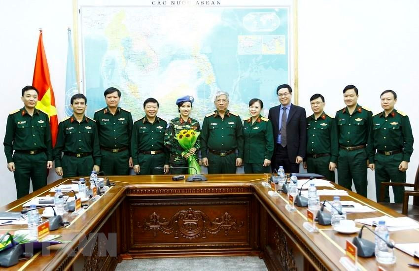  Le général de corps d’armée Nguyên Chi Vinh, vice-ministre de la Défense, a remis le 30 octobre 2017 à Hanoi la décision du président à la commandante Dô Thi Hang Nga, assistante du Bureau de l’état-major et du plan du Centre de maintien de la paix au Vietnam, pour rejoindre la Mission de maintien de la paix de l’ONU au Soudan du Sud. Photo : VNA