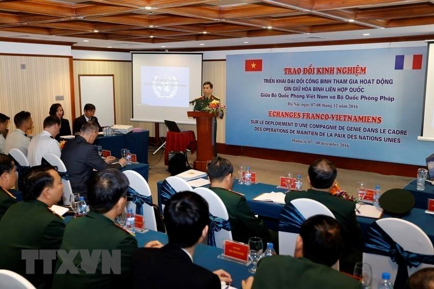  Des échanges d'expérience entre les équipes participant aux opérations de maintien de la paix de l’ONU entre le Vietnam et la France, le 7 décembre 2016 à Hanoi. Photo : VNA