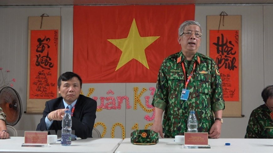  Le général de corps d’armée Nguyên Chi Vinh a travaillé le 26 février dernier avec les cadres et les soldats de l'hôpital de campagne au 2e niveau du à la Mission de maintien de la paix de l’ONU au Soudan du Sud. Photo : VNA