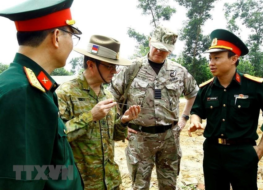  Les membres de la délégation onusienne chargée de l'évaluation et de conseils ont examiné le 27 juin 2017 les moyens de déminage de l’unité des sapeurs participant aux opérations de maintien de la paix de l’ONU, à la brigade 249 relevant du Commandement des sapeurs. Photo : VNA