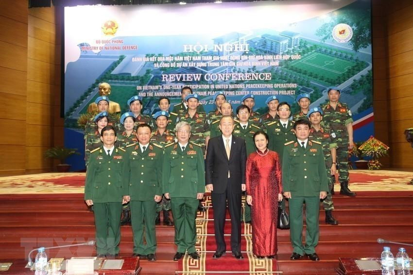  Le secrétaire général de l’ONU Ban Ki-moon et le général de corps d’armée Nguyên Chi Vinh, vice-ministre de la Défense, et des membres du Centre de maintien de la paix du Vietnam à une conférence pour évaluer les résultats d’un an de participation à la mission de paintien de la paix de l’ONU tenue le 23 mai 2015 à Hanoi. Photo : VNA