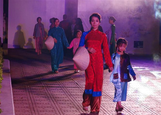  Des défilés de collections d’ao dài des mannequins amateurs. Photo : VNA