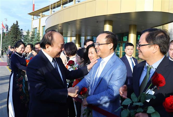 Le personnel de l'ambassade du Vietnam en Russie et les représentants de la communauté des Vietnamiens en Russie ont reconduit le Premier ministre Nguyên Xuân Phuc et son épouse à l'aéroport Vnoukovo 2. Photo: VNA 