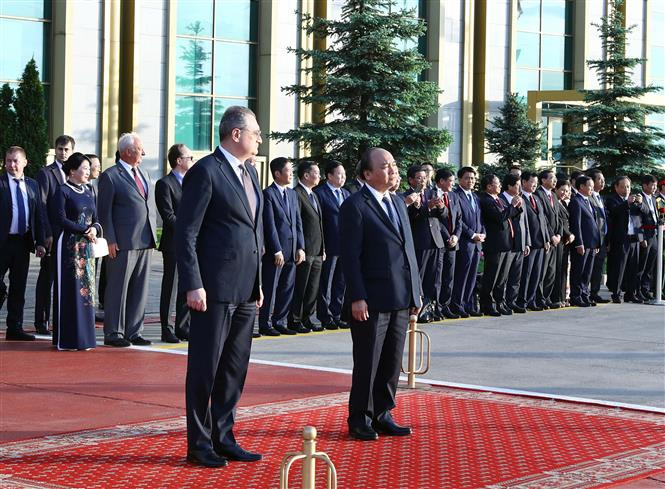 Le Premier ministre Nguyên Xuân Phuc et le vice-ministre russe des Affaires étrangères de la Russie, Igor Morgoulov, ont participé à la cérémonie de salut de drapeaux à l'aéroport de Vnoukovo 2. Photo: VNA