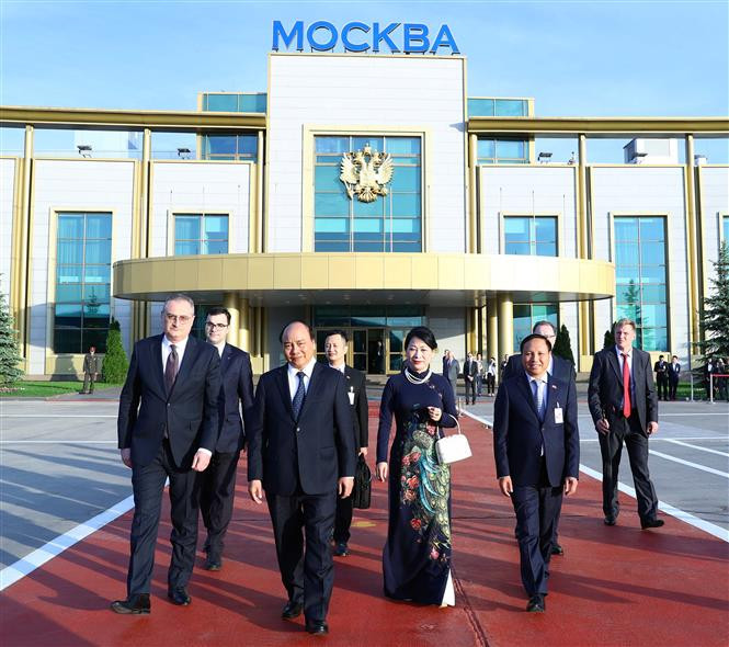Le vice-ministre russe des Affaires étrangères de la Russie, Igor Morgoulov, a reconduit le Premier ministre Nguyên Xuân Phuc et son épouse à l'aéroport de Vnoukovo 2. Photo: VNA 