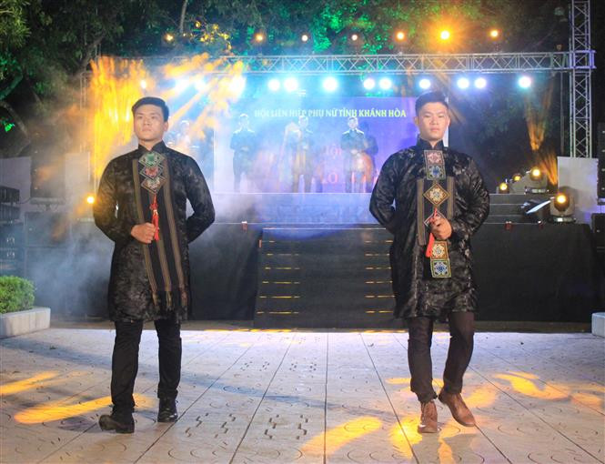  Les mannequins masculins portent cette porte tunique traditionnelle appartenant à la collection d’ao dài ancienne du styliste Huu Thuân. Photo : VNA