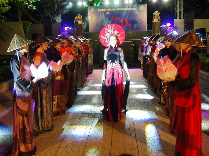 Les mannequins font des défilés la collection d’ao dài « Ame du Vietnam – Lotus ». Photo : VNA