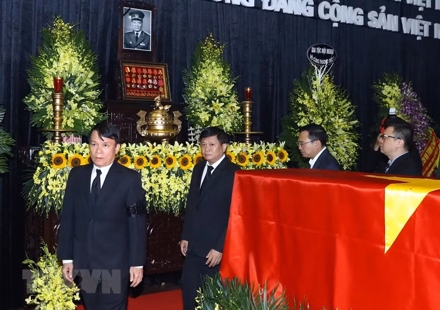 Une délégation de l'Agence vietnamienne d'Information conduite par son directeur général Nguyên Duc Loi a rendu un dernier hommage à l'ancien président Lê Duc Anh.