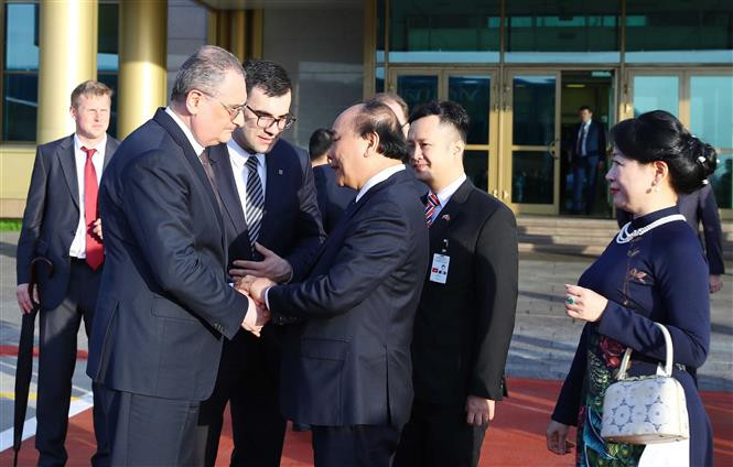 Le vice-ministre russe des Affaires étrangères de la Russie, Igor Morgoulov, a reconduit le Premier ministre Nguyên Xuân Phuc et son épouse à l'aéroport de Vnoukovo 2. Photo: VNA 