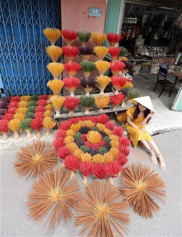  Des bâtonnets d’encens multicolores et très odorants sont séchés au soleil. Photo : VNA