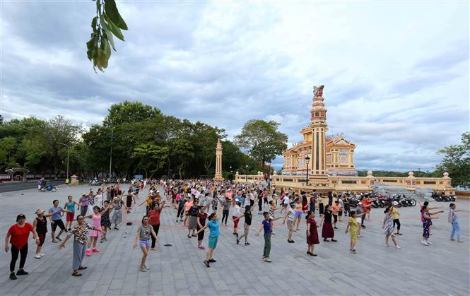  Les activités quotidiennes des habitants de Huê au monument aux soldats de la bataille morts à Huê. Photo : VNA