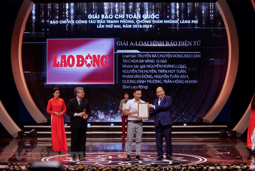 Le Premier ministre Nguyên Xuân Phuc remet les prix A aux lauréats. Photo: VNA