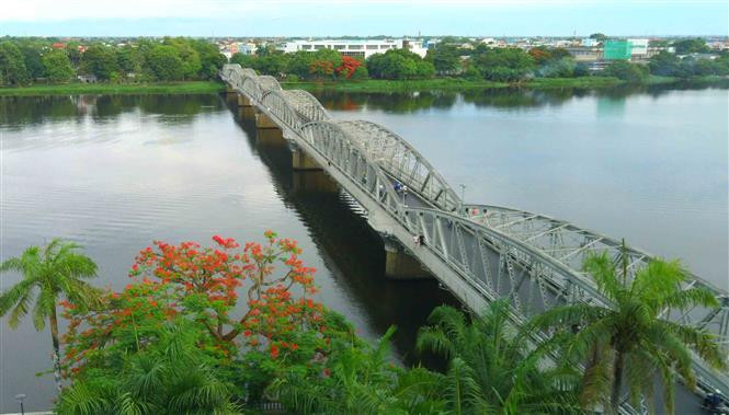  Le pont de Truong Tiên, ou Tràng Tiên, est l’un des symboles typiques de la ville de Huê. Il est en effet considéré comme un lien entre le passé, le présent et le futur. Photo : VNA