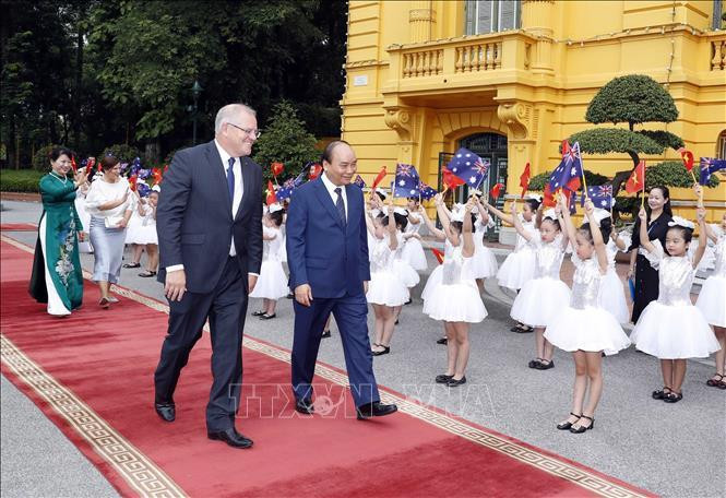 Les deux Premiers ministres et des enfants vietnamiens. Photo: VNA