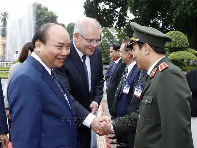 Le Premier ministre Nguyên Xuân Phuc a présenté à son homologue australien, Scott Morrison, des membres de la délégation du gouvernement du Vietnam. Photo: VNA