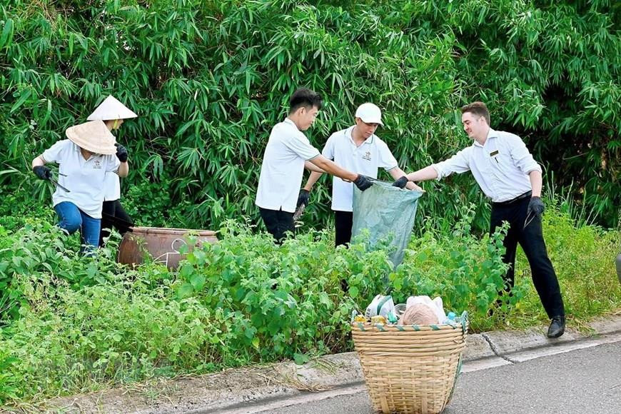 Ils ramassent des déchets sur des routes. Photo: VNA
