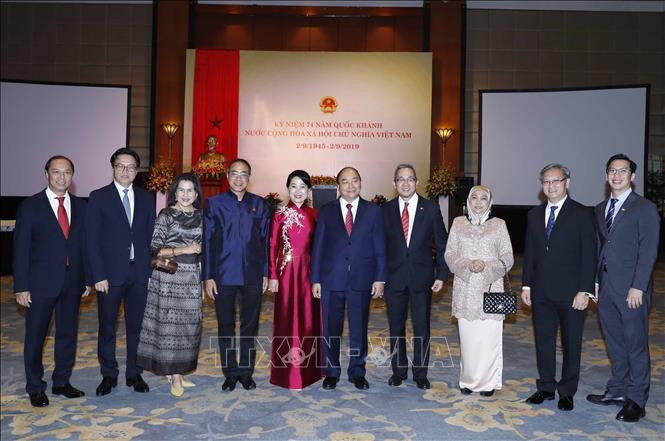Le Premier ministre Nguyên Xuân Phuc et son épouse, et des invités étrangers à la réception. Photo: VNA