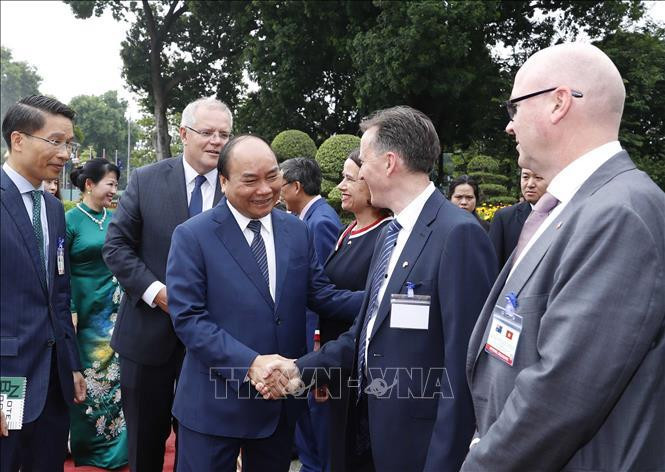 Le Premier ministre australien, Scott Morrison, a présenté à son homologue vietnamien, Nguyên Xuân Phuc, des membres de la délégation du gouvernement australien. Photo: VNA 