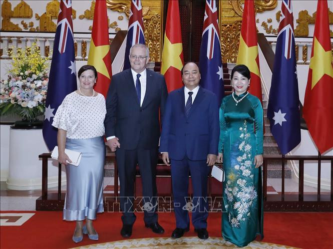 Le Premier ministre Nguyên Xuân Phuc et son épouse, le Premier ministre australien Scott Morrison et son épouse, sont au siège du gouvernement. Photo: VNA