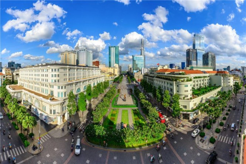 ...à "Bản giao hưởng Sài Gòn Skyline" (La symphonie Saigon Skyline) de Nguyen The Duong...