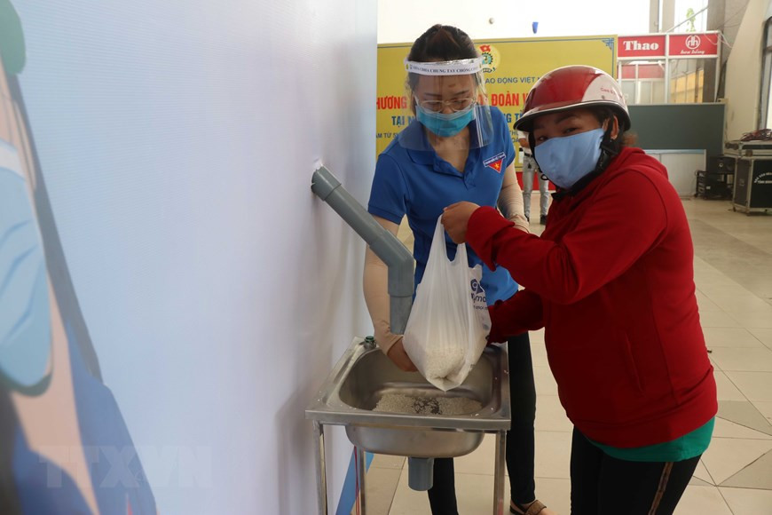 Après avoir été déployés à Hô Chi Minh-Ville, les "ATM riz" commencent également à l'être dans d'autres villes et provinces du pays. Photo: VNA