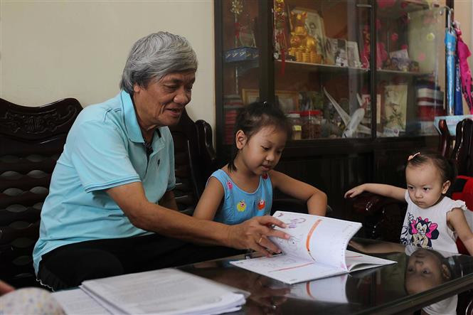 Le journaliste Ha Huy Hiêp à son domicile à l'arrondissement N°2 à Hô Chi Minh-Ville. Photo: VNA