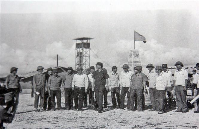 Lors de sa visite à l'archipel de Truong Sa en mai 1988, le général et ministre de la défense, Lê Duc Anh, a souligné la souveraineté sacrée de l'archipel de Truong Sa ainsi que les responsabilités et missions des soldats dans la protection de la souveraineté du pays. Photo: VNA