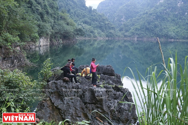 Le lac de montagne dans la commune de Ngoi Hoa est une destination attrayante et unique dans le voyage pour découvrir la zone touristique du lac de Hoa Binh