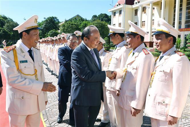 Le Premier ministre Nguyen Xuan Phuc rencontre des policiers de Dak Nong