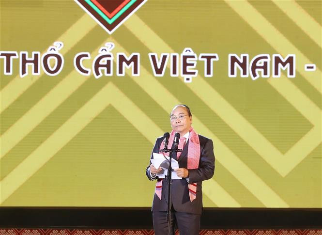 Le Premier minister Nguyên Xuân Phuc à la cérémonie d'ouverture de la première fête de la brocatelle du Vietnam qui a ouvert ses portes le soir du 14 janvier dans le chef-lieu de Gia Nghia, province de Dak Nong.