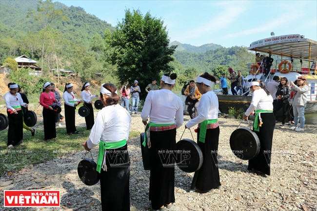 Des habitants du village Ke préparent un numéro artistique...
