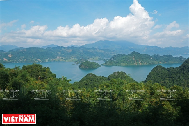 Un coin du lac Hoa Binh regarde depuis la route menant à Bai Sang dans la commune de Tong Dau, district de Mai Chau.