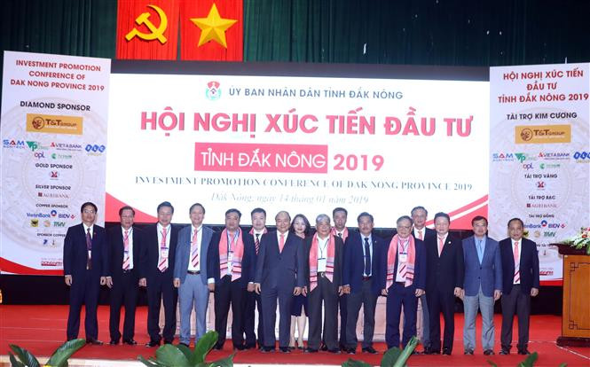 Le Premier minister Nguyên Xuân Phuc et des délégués participants à la conférence de promotion de l’investissement de la province dans les Hauts Plateaux du Centre de 2019