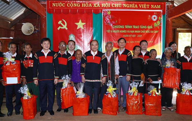Le Premier ministre Nguyen Xuan Phuc rend visite et offre des cadeaux à des familles méritantes et démunies dans le village de Nui, commune de Tam Thang, district de Cu Jut.