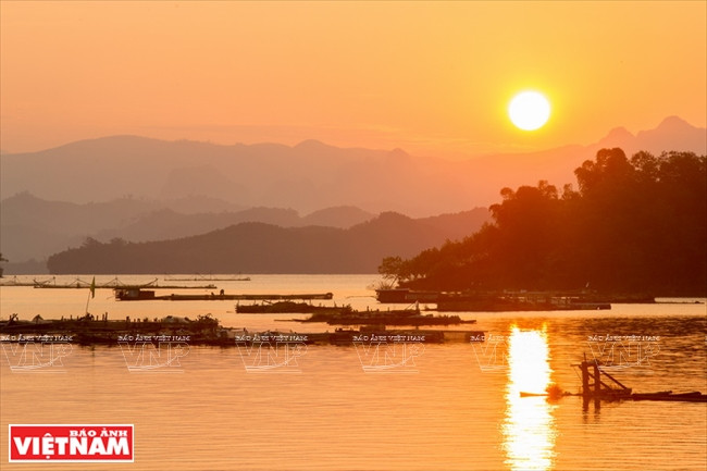 Un beau coucher de soleil sur le lac Hoa Binh