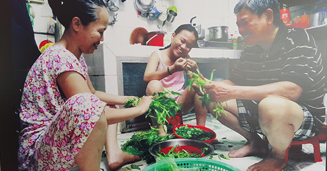 On fait la cuisine ensemble.