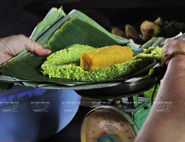 Le Bánh Tét est pesé. 