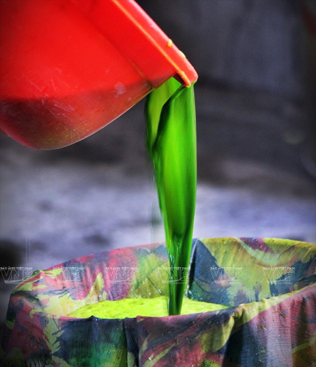 Le jus de feuilles d’ananas est filtré à travers une serviettes mince. 