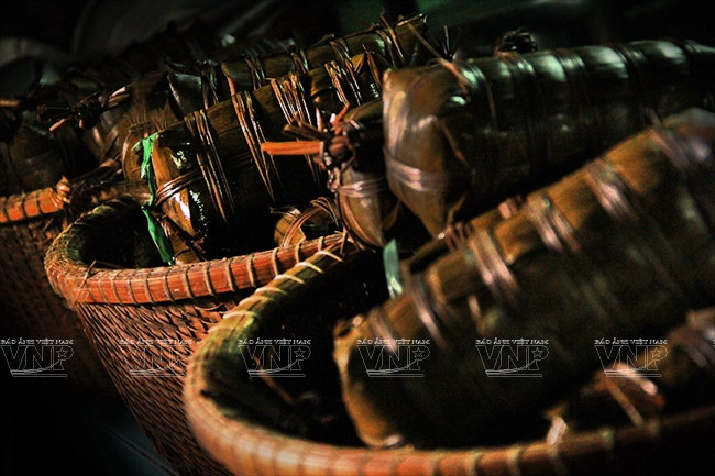 Le Bánh Tét sont mis dans des paniers après la cuisson.