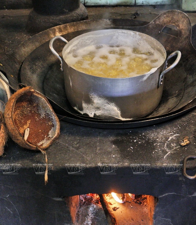 Four traditionnel à bois des villages de Bánh Tét. 