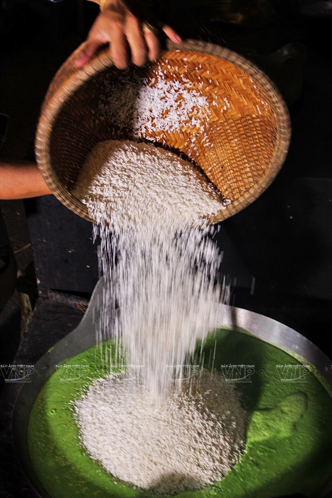 Le riz gluant est versé dans le jus de feuilles d’ananas, puis sauté.