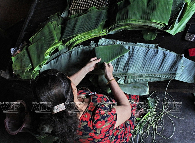 Préparation des feuilles de bananier pour le Bánh Tét.