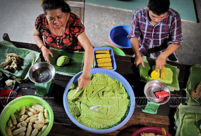 Préparation du Bánh Tét. 