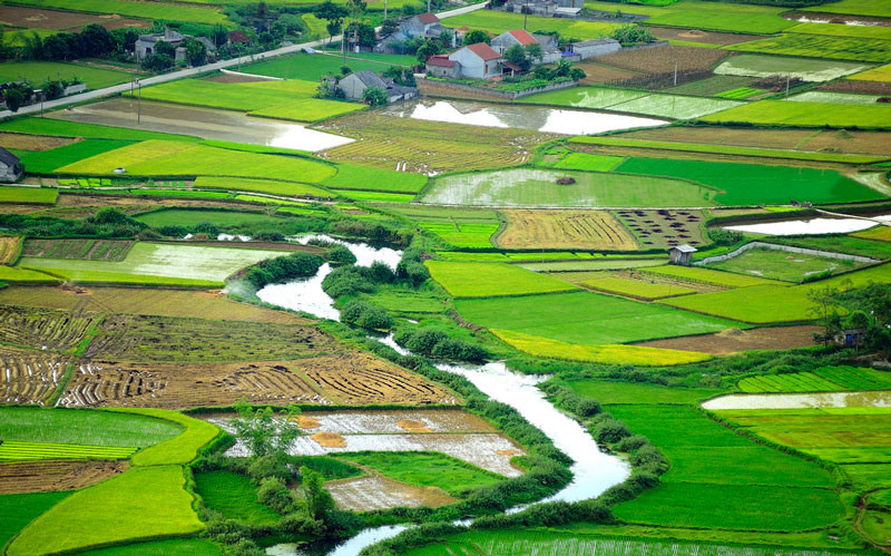 La vallée est entourée de montagnes calcaires, avec une rivière traversant des champs verdoyants. Lorsqu’on monte sur les montagnes environnantes, entre 500 et 1000 m d'altitude, on découvre la beauté poétique de la vallée. 