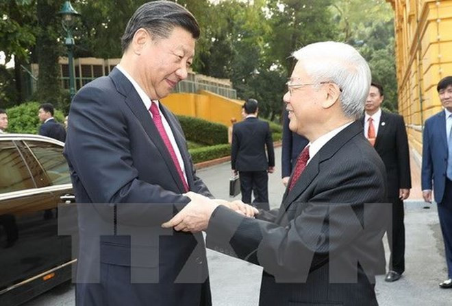 Le secrétaire général du PCV Nguyen Phu Trong (à droite) et le secrétaire général du PCC et président chinois Xi Jinping ont eu un entretien le 12 novembre à Hanoï. 