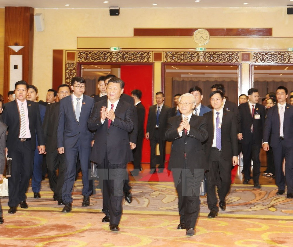 Dans la soirée du dimanche 12 novembre, le secrétaire général du PCV Nguyen Phu Trong et le président vietnamien Tran Dai Quang ont présidé à Hanoï une réception solennelle en l’honneur du secrétaire général du PCC et président chinois Xi Jinping.