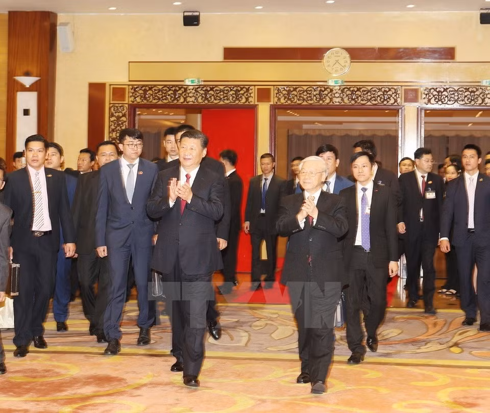 Dans la soirée du dimanche 12 novembre, le secrétaire général du PCV Nguyen Phu Trong et le président vietnamien Tran Dai Quang ont présidé à Hanoï une réception solennelle en l’honneur du secrétaire général du PCC et président chinois Xi Jinping.