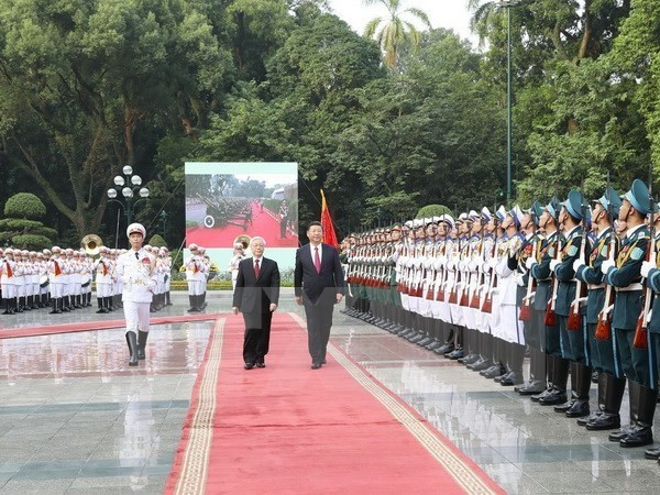 Le secrétaire général du Parti communiste du Vietnam (PCV), Nguyen Phu Trong, a présidé dimanche après-midi 12 novembre à Hanoï une cérémonie d'accueil solennelle du secrétaire général du PCC et président Xi Jinping.