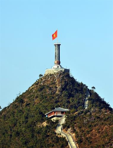 Le tour du drapeau de Lung Cu sur le plateau de Dông Van, symbole de la souveraineté nationale, point le plus septentrional du pays.