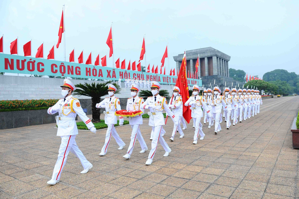 Des soldats défilent devant le mausolée du Président Hô Chi Minh. Photo: VNA